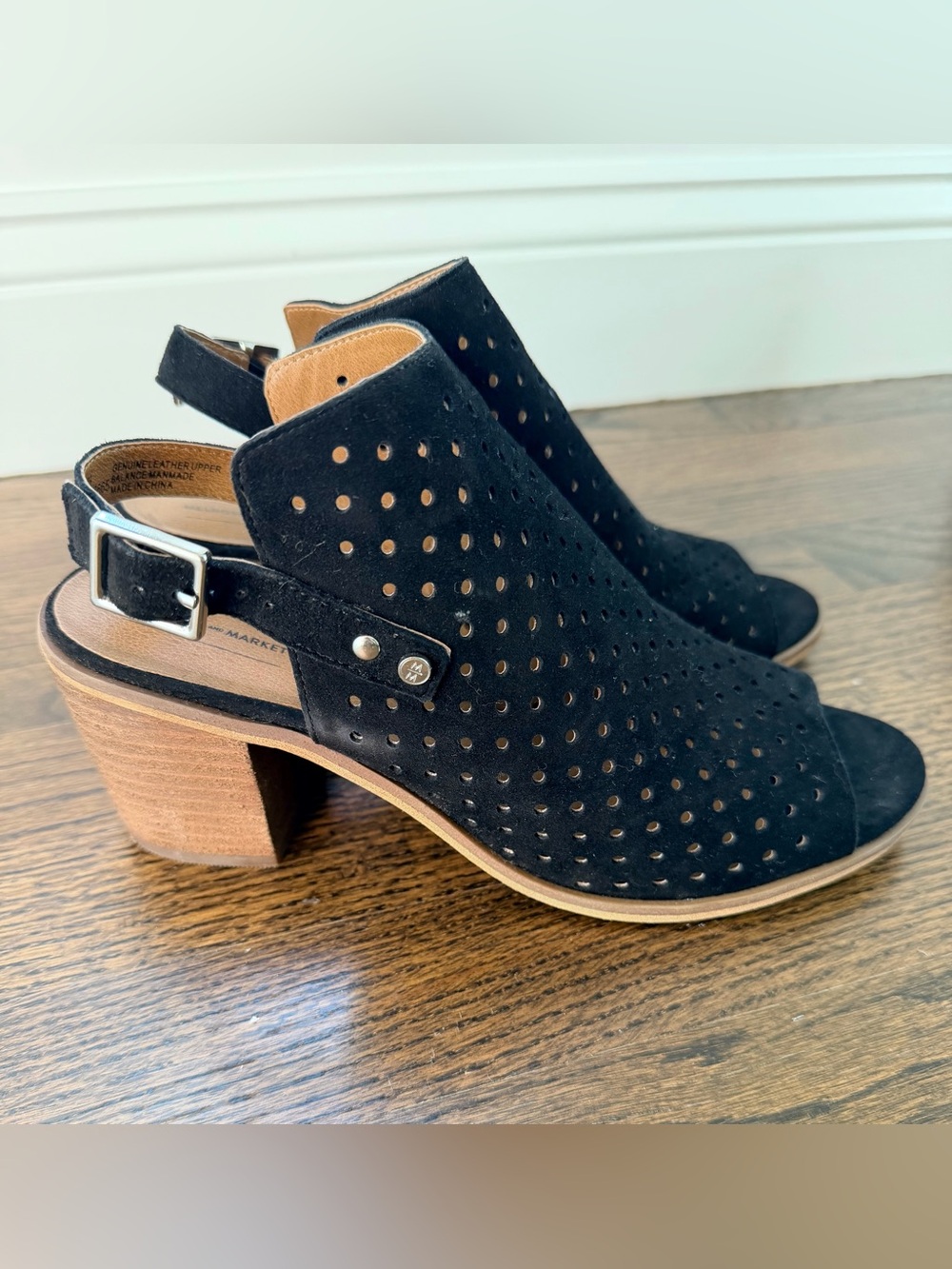 Melrose and Market Petrah Black Suede Perforated Sandal Size 7.5 M LIKE NEW